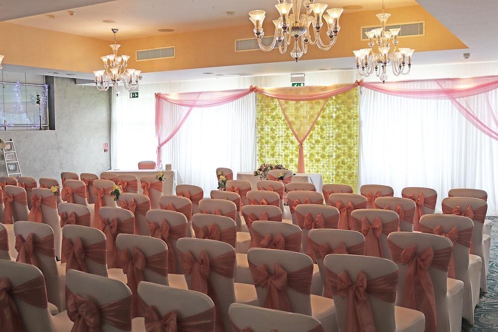 The Pinewood Hotel Slough Buitenkant foto