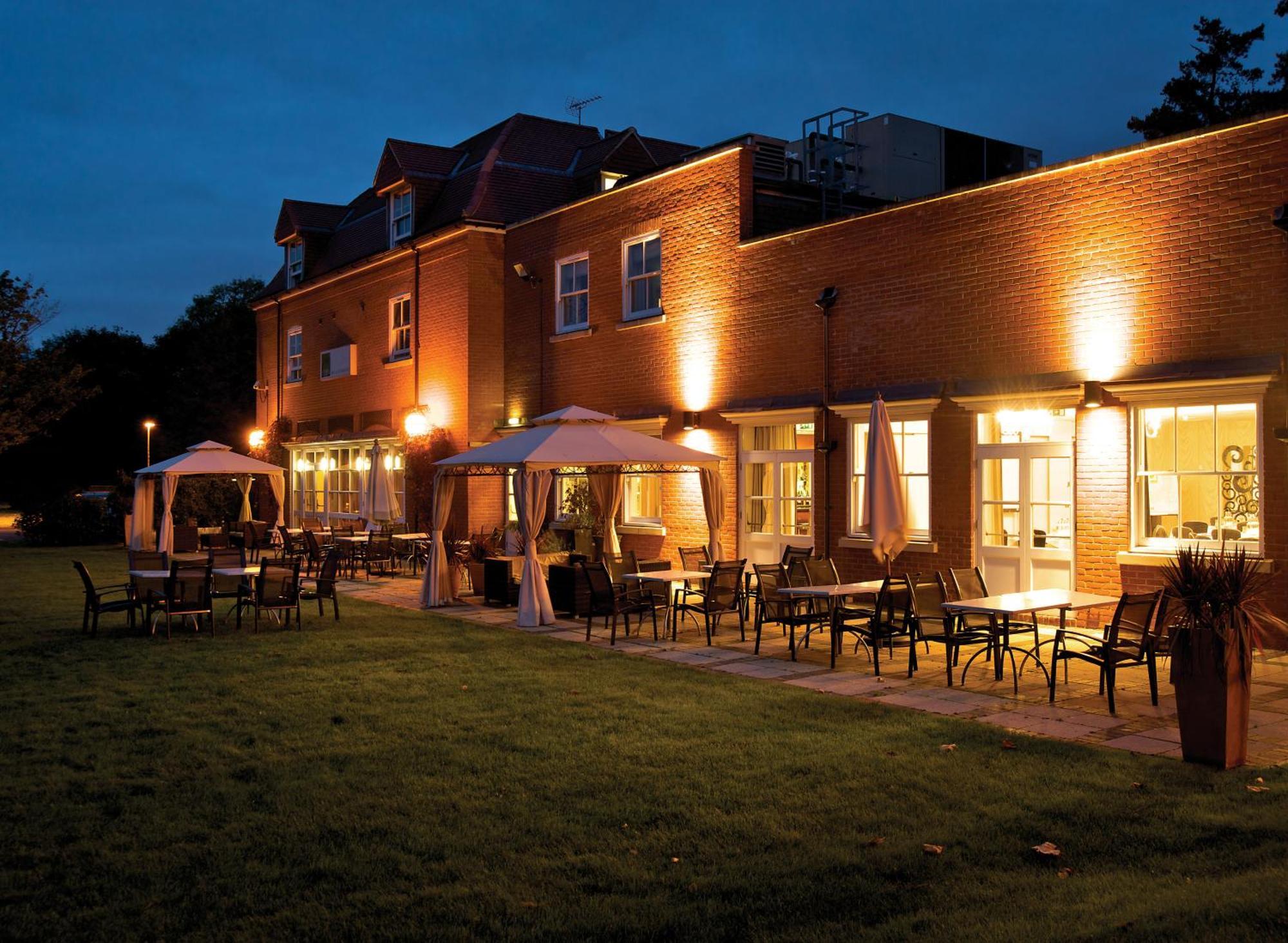 The Pinewood Hotel Slough Buitenkant foto