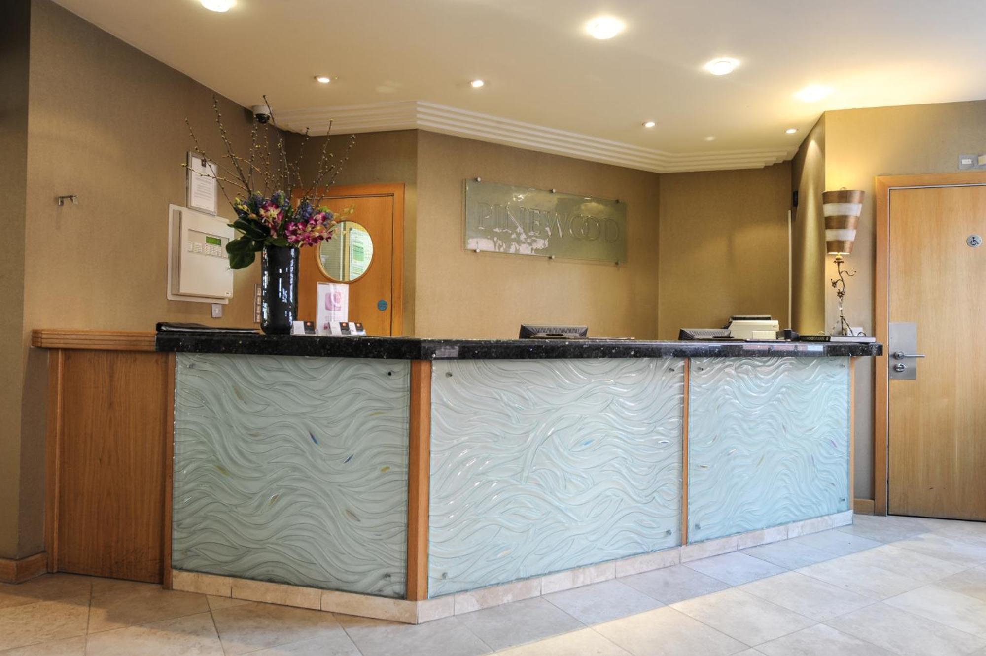The Pinewood Hotel Slough Buitenkant foto