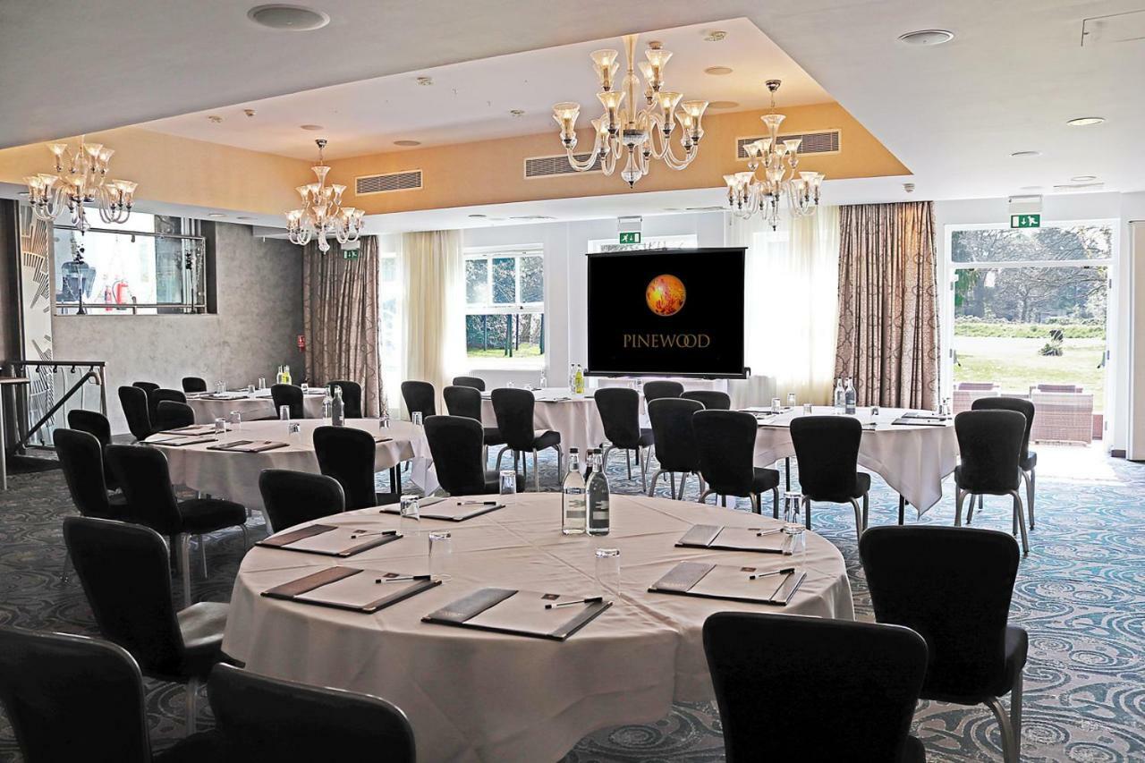 The Pinewood Hotel Slough Buitenkant foto